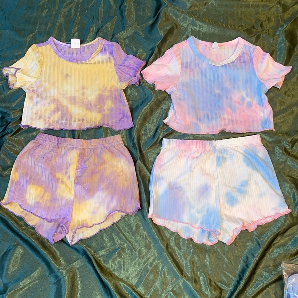 ❤️ 3/25$ 12-18 months old girl 2 sets of 2 outfits & 12 pairs of socks!